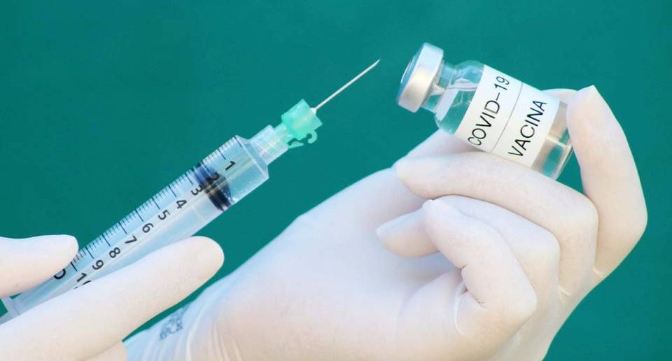 pressionado-governo-diz-comprara-qualquer-vacina-contra-covid-19