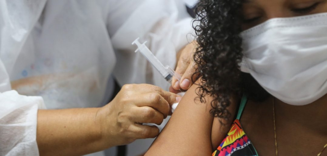 Segundo dia de vacinação em Salvador prioriza profissionais de saúde 19 01 2020